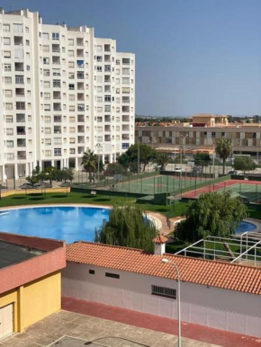Apartamento en primera línea de playa con piscina.